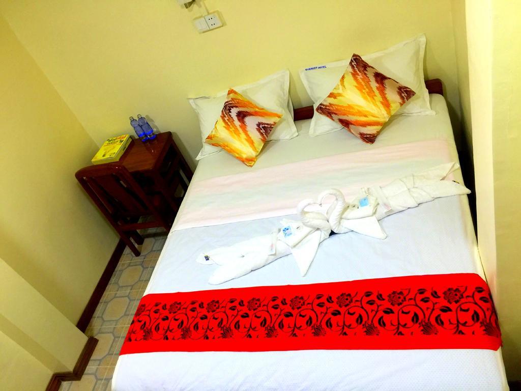 Everest Hotel Янгон Экстерьер фото