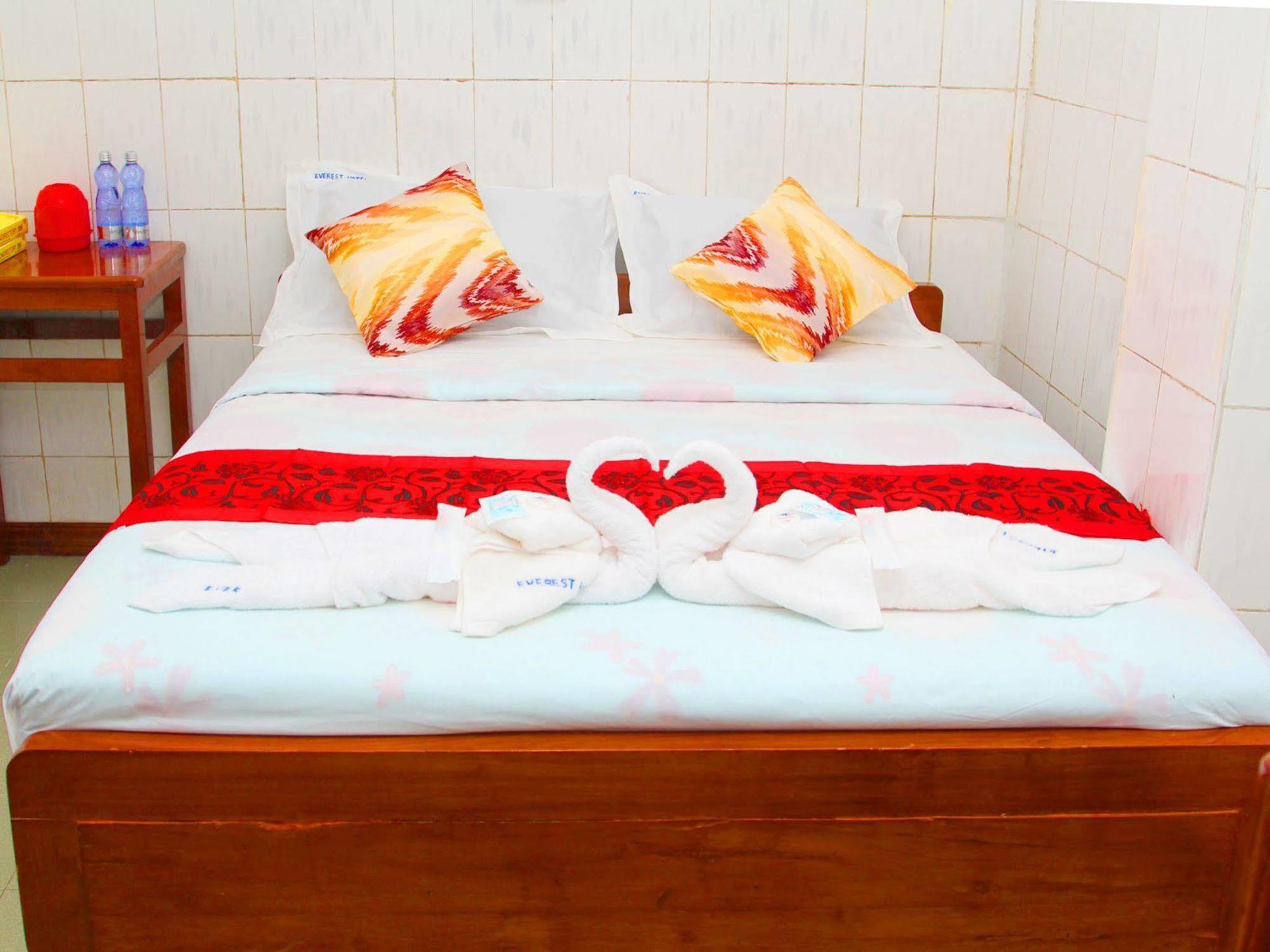 Everest Hotel Янгон Экстерьер фото